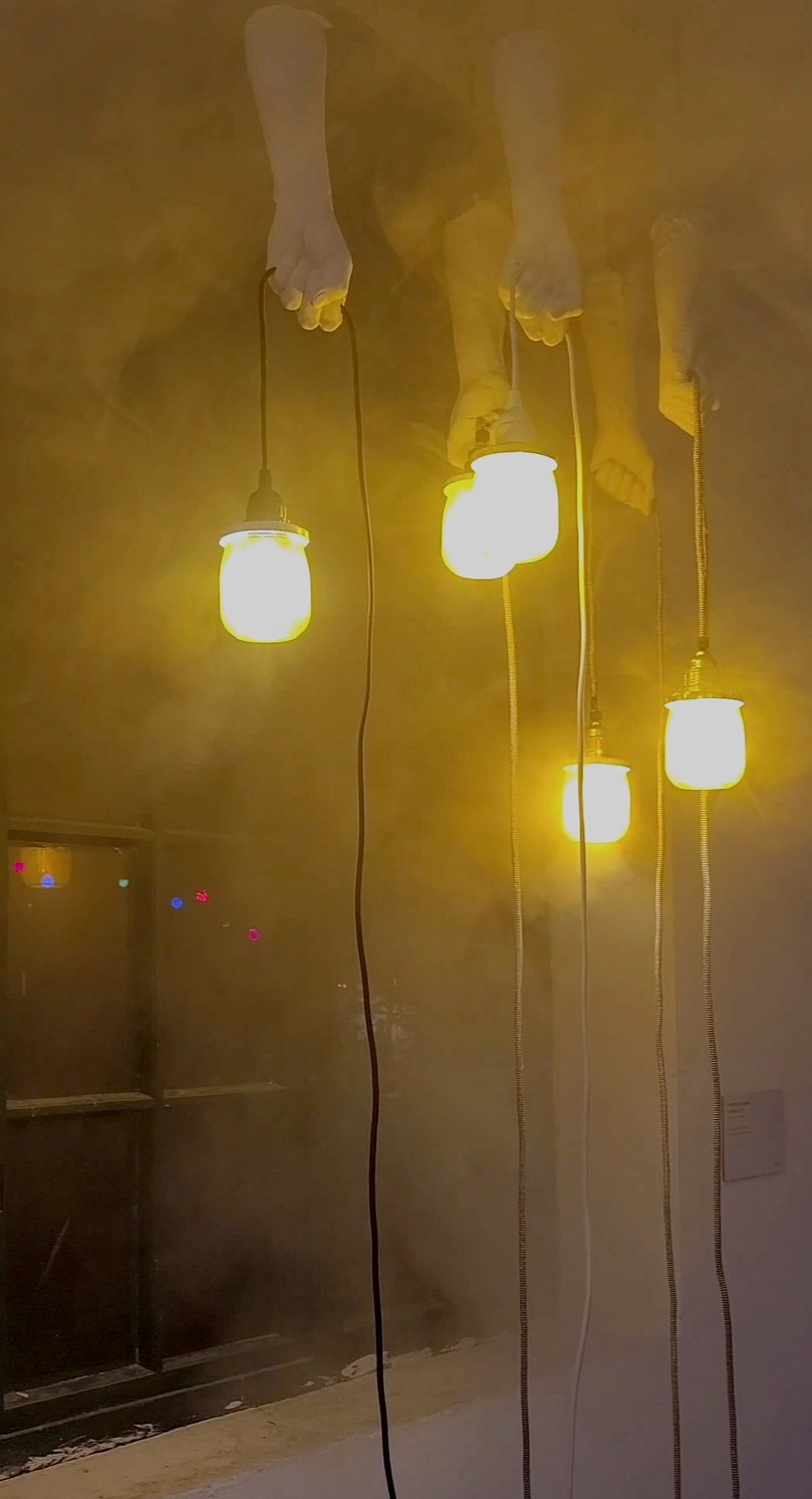 Dieselbe Installation im Nebel, mit warmem Licht