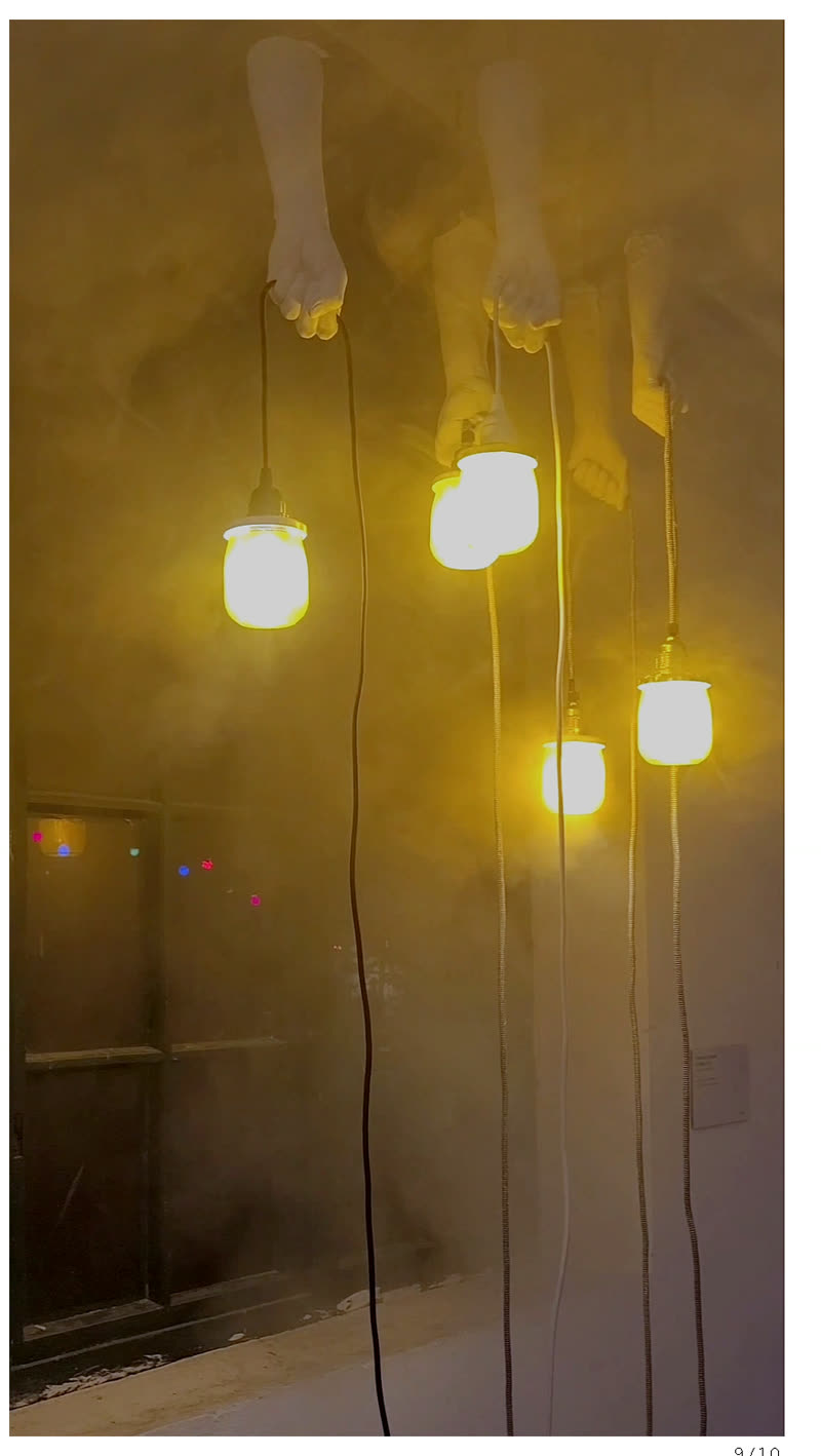 Nahaufnahme der Porzellanhände mit glühenden Marmeladenglas-Lampen im Nebel