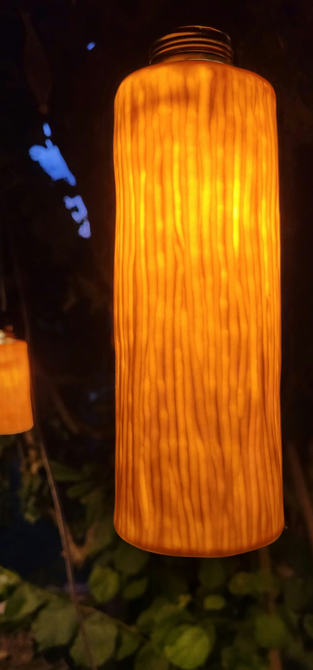 Einzelne Riffel-Lampe, im Freien bei Nacht