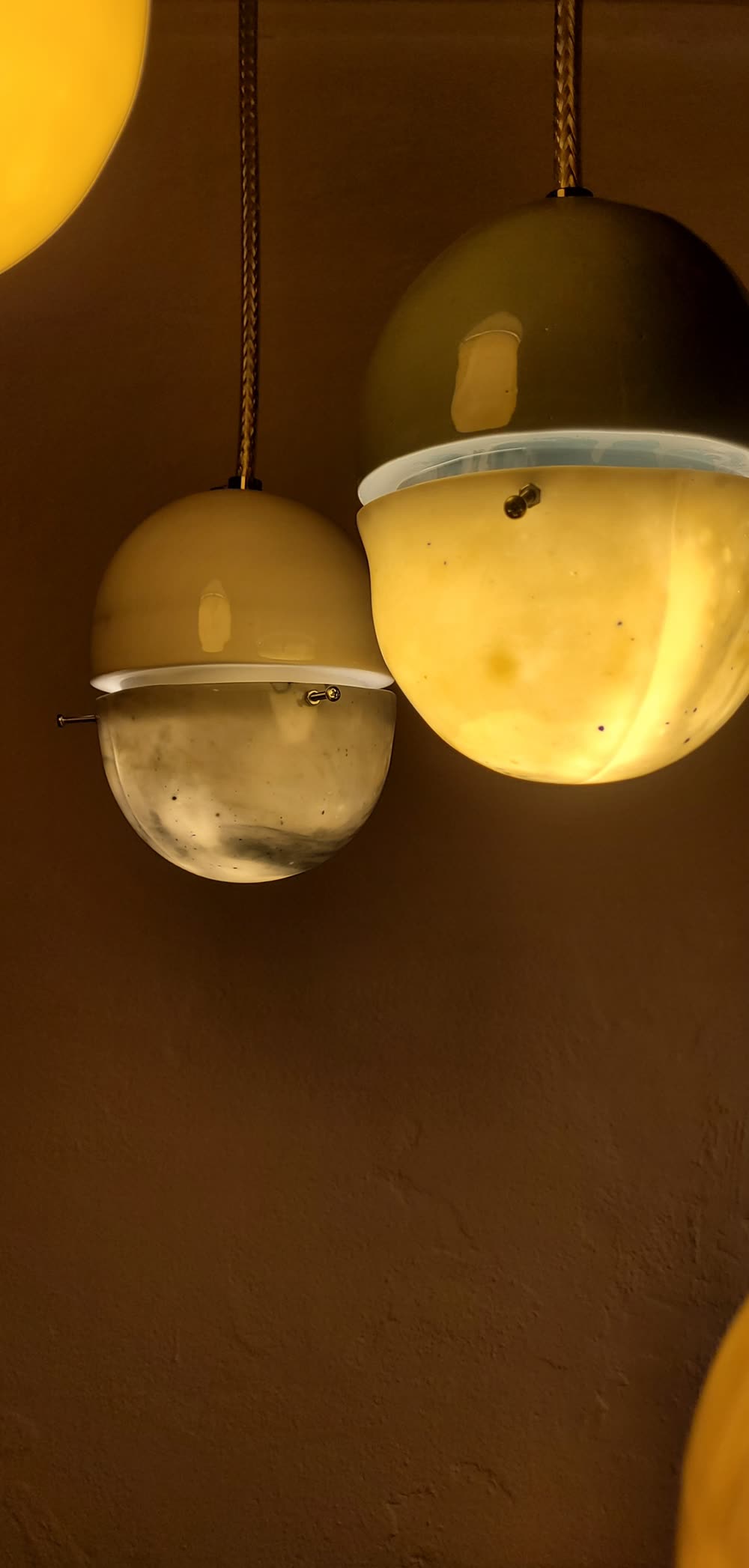 Zwei Panta-Lampen nebeneinander, unterschiedliche Glasurfarben
