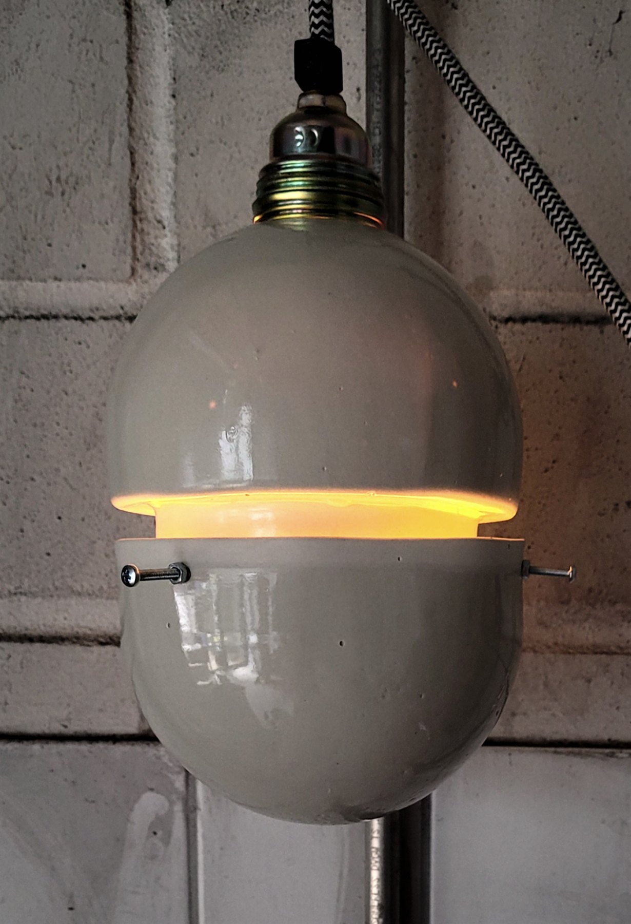 Panta-Lampe, Nahaufnahme der Glasurfarbe im Übergang