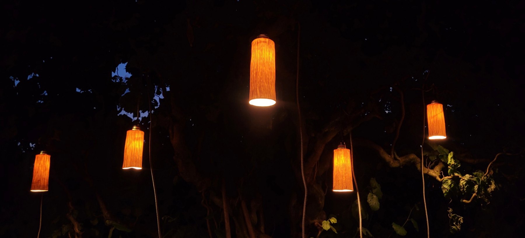 Mehrere Scheit-Lampen bei Nacht, andere Ansicht